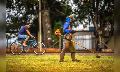 Prefeitura de Arapongas executa cronograma de capina e roçagem