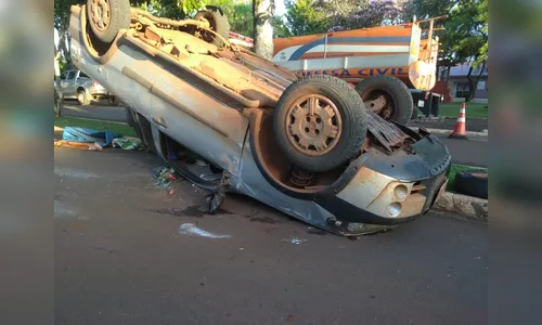 Carro fica de ponta cabeça após capotamento, em Manoel Ribas