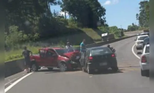 Acidente na BR 376 deixa quatro feridos nesta quinta-feira (13)