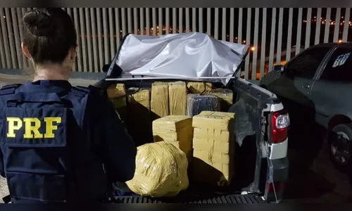 PRF recupera carro roubado e apreende 321 quilos de maconha em Cornélio Procópio