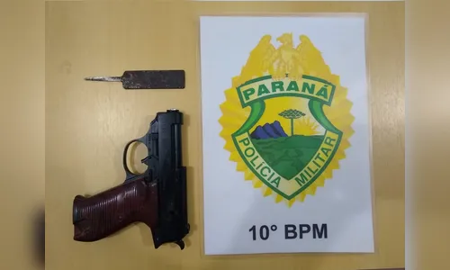 Apucaranense é preso com pistola falsa, chave mixa e baseados após postar foto da arma no Facebook