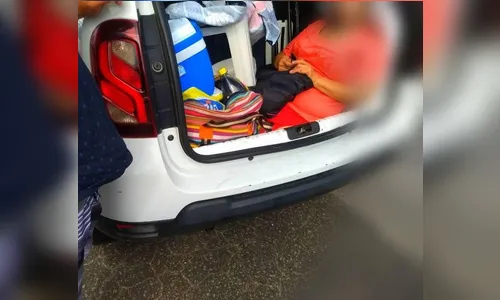 Família é flagrada carregando a sogra no porta-malas do carro, em Santa Catarina