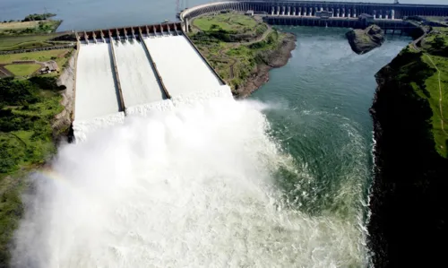 Energia acumulada por Itaipu abasteceria o mundo por 43 dias