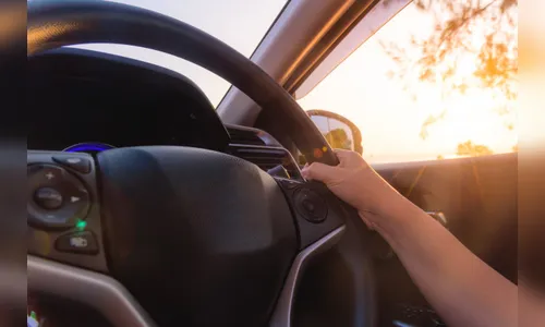 Mulher é multada por comer coxinha ao volante, no Paraná