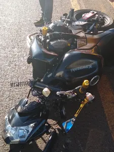 Moto é partida ao meio após acidente na Avenida Minas Gerais em Apucarana