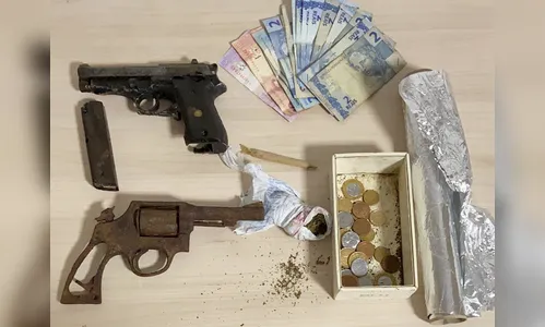 Trio suspeito de tráfico é preso com duas armas e maconha, em Jandaia do Sul