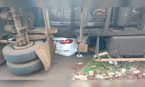Carreta tomba em cima de carro, em Céu Azul