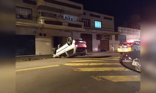 Carro capota em avenida de Apucarana na madrugada deste sábado (15) 