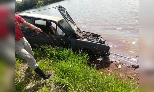 Carro é retirado de dentro da Represa do Schmidt após 6 anos do furto em Apucarana 