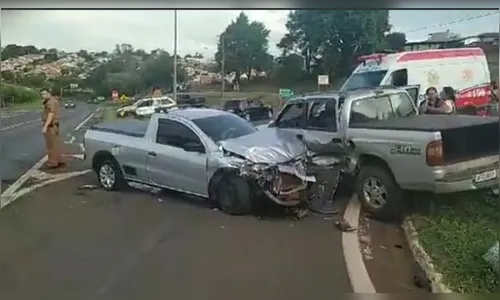 Acidente no trevo de Jandaia do Sul provoca ferimentos em mãe e filha 