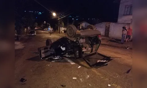 Colisão deixa duas mulheres feridas em Apucarana; carro ficou de ponta cabeça  