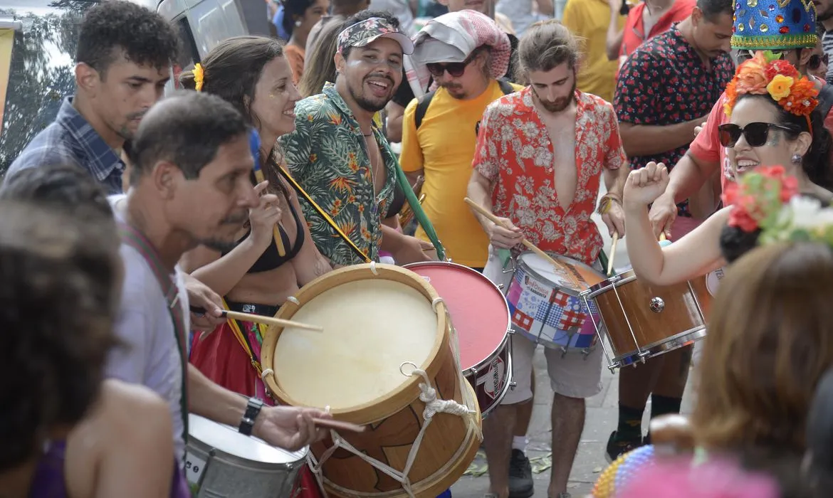 Pré-carnaval no Rio reúne quase um milhão de foliões