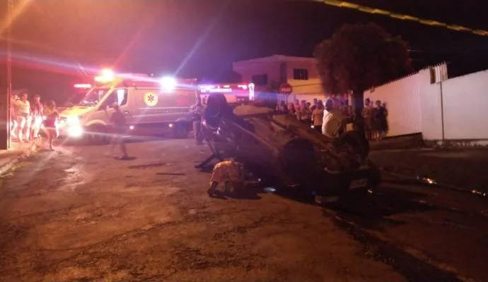 Colisão deixa duas mulheres feridas em Apucarana; carro ficou de ponta cabeça