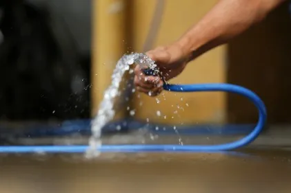 Projeto de lei quer proibir que curitibano lave calçada com água potável