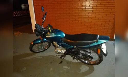 PM de Apucarana flagra adolescente empinando moto 