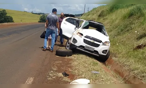 Condutora fica ferida após ser fechada por caminhão e capotar veículo, em Borrazópolis