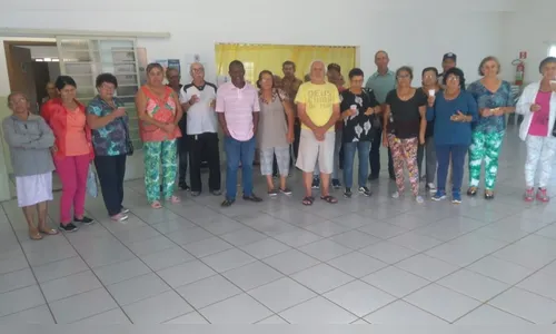 Idosos acompanham palestra sobre meio ambiente em Arapongas 