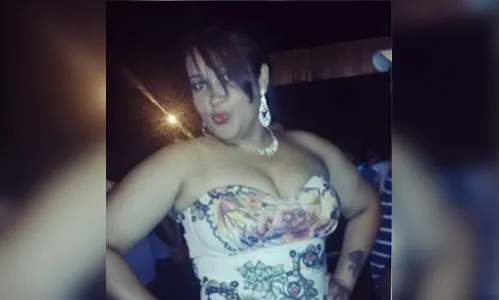 Homem atira na cabeça de mulher na frente dos filhos em Ângulo