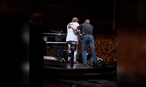 Elton John interrompe show e chora por não conseguir cantar
