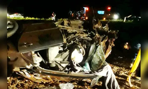 Duas pessoas ficam feridas em capotamento de veículo na PR 466