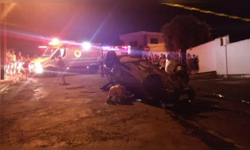 Colisão deixa duas mulheres feridas em Apucarana; carro ficou de ponta cabeça