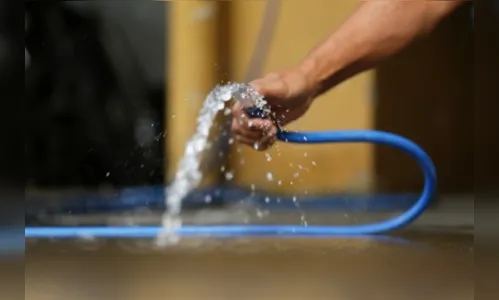 Projeto de lei quer proibir que curitibano lave calçada com água potável