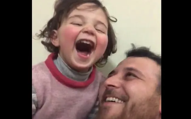 Em meio à guerra pai cria jogo para filha rir durante bombardeios