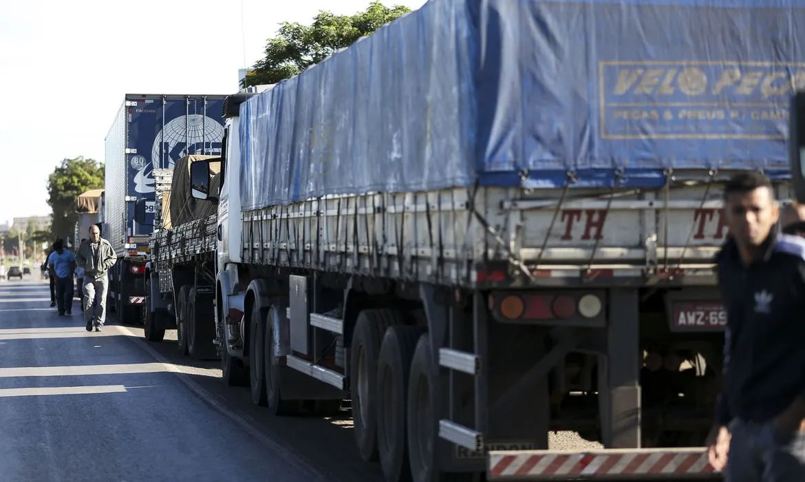 PRF recebe doações de alimentos e kits de higiene para caminhoneiros