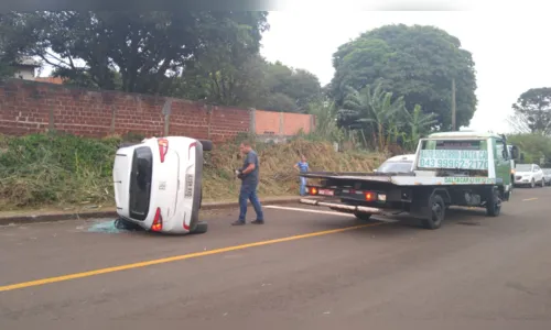 
							Carro capota após colidir contra táxi, em Apucarana
						
						