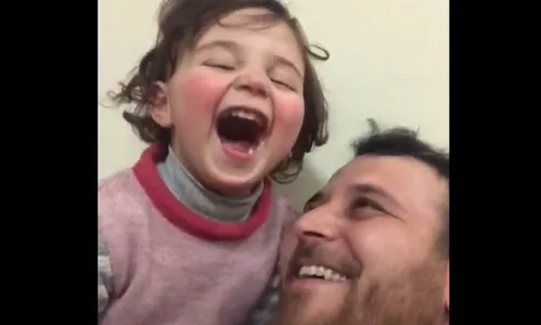 Em meio à guerra pai cria jogo para filha rir durante bombardeios