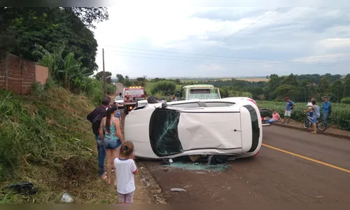 Carro capota após colidir contra táxi, em Apucarana