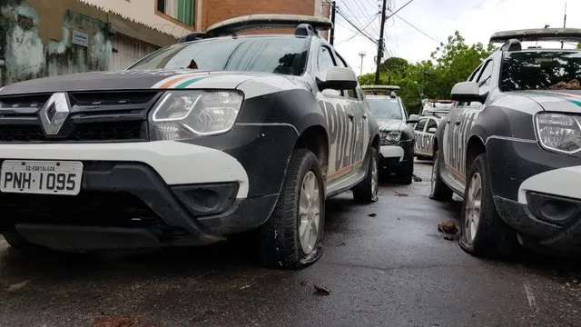 Carros da polícia tiveram os pneus esvaziados durante atos em Fortaleza — Foto: José Leomar/SVM