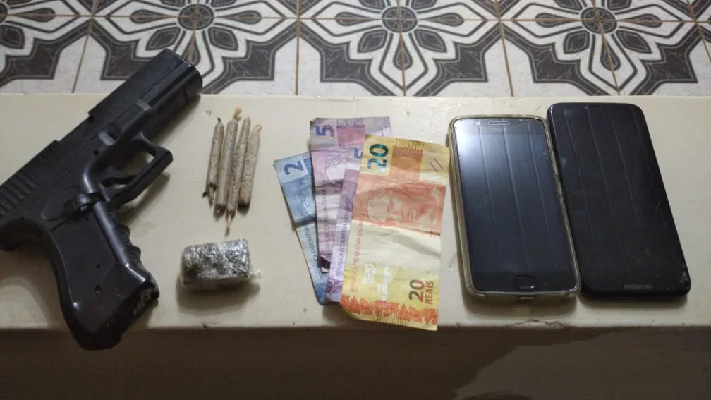 Dois jovens são detidos suspeitos de tráfico de drogas em Faxinal