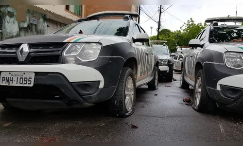 Grupos encapuzados atacam batalhões da Polícia Militar no Ceará, levam viaturas, carros e esvaziam pneus