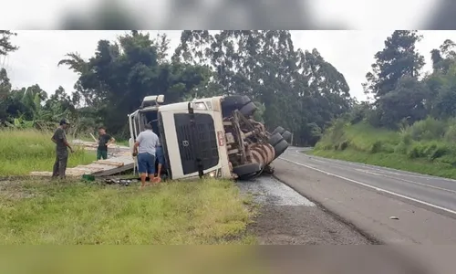 Motorista fica ferido após tombamento de carreta, entre Mauá da Serra e Ortigueira