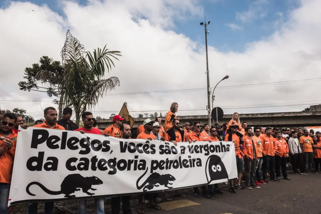 Petroleiros suspendem greve da Petrobras para iniciar rodada de negociação