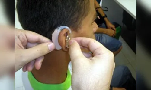 Estudantes com deficiência auditiva vão ter acesso à tecnologia do SUS