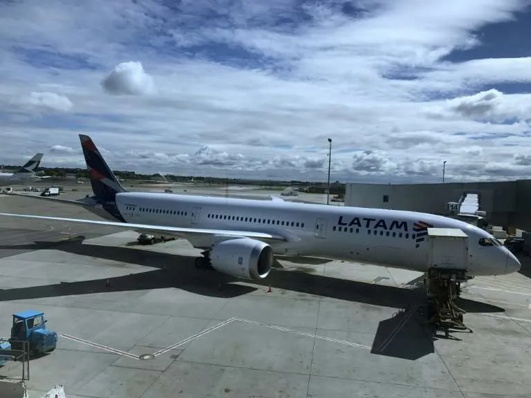 Funcionário de empresa aérea é suspeito de abusar sexualmente de criança durante conexão de viagem aos EUA