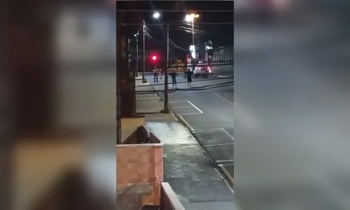 
							Quadrilha troca tiros com a PM durante assalto a banco em Telêmaco Borba; veja vídeo 
						
						