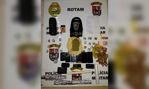 PM prende  suspeitos de tráfico de drogas e mais de 1,5 quilos de maconha na região