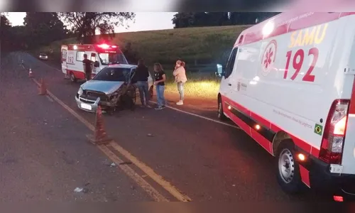 Colisão entre caminhão e carro deixa três feridos na PR 466