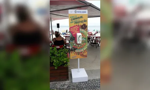 Rio distribui preservativos e álcool em gel para os foliões