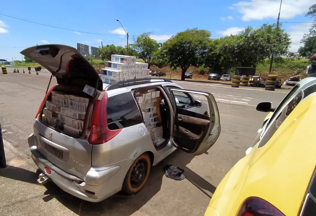 Carro com 10 mil carteiras de cigarros contrabandeados é apreendido, em Iguaraçu