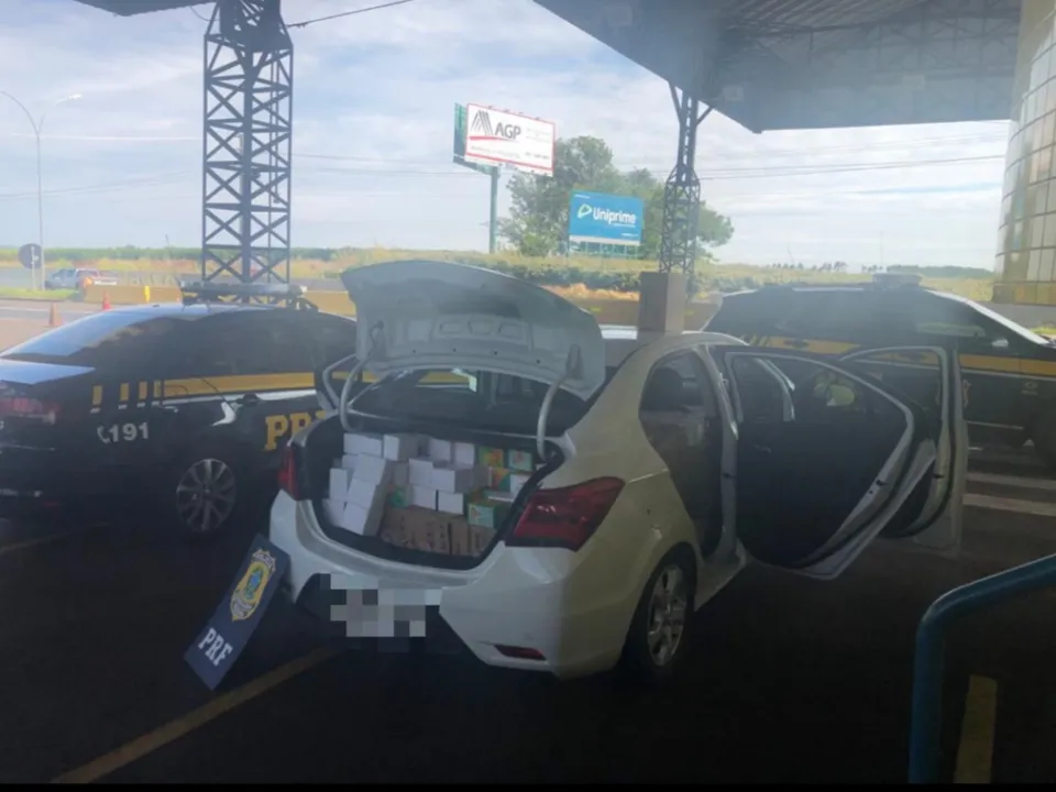 PRF apreende carro lotado de mercadorias do Paraguai, em Mandaguari  