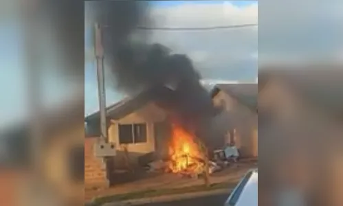Populares ateiam fogo na casa do suspeito de atirar e matar criança, em Apucarana 
