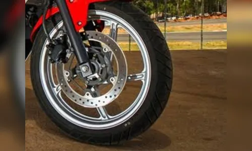 Dupla é presa com moto furtada, em Apucarana 