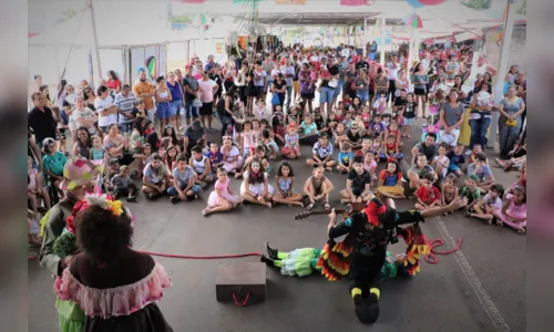 
						
							Carnaval Nas Asas do Samba atrai milhares de pessoas em Arapongas
						
						