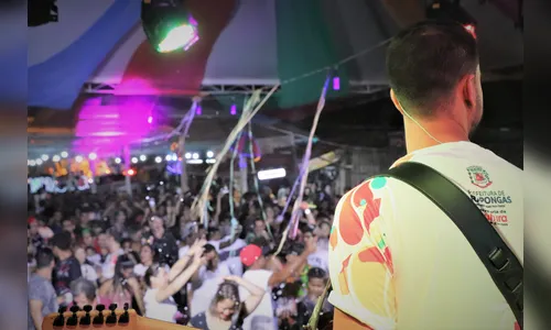 Carnaval Nas Asas do Samba atrai milhares de pessoas em Arapongas