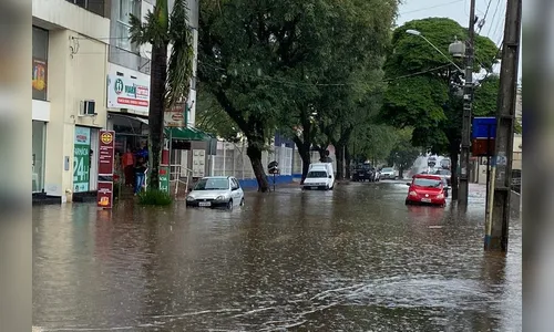 Chuva intensa alaga a rua da UPA nesta quarta (26), em Apucarana; assista ao vídeo