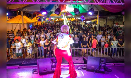 
						
							Carnaval Nas Asas do Samba atrai milhares de pessoas em Arapongas
						
						